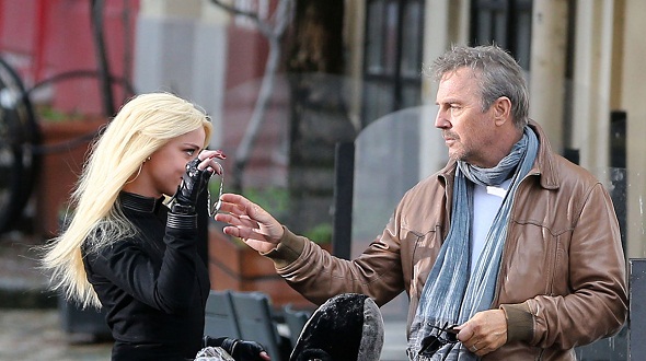 Kevin Costner y Amber Heard en 'Three days to kill'