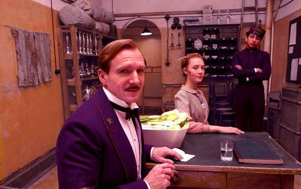 Ralph Fiennes y Saoirse Ronan en 'El Gran Hotel Budapest'