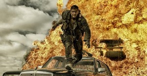 Tom Hardy huye de las llamas en 'Mad Max: Fury road'