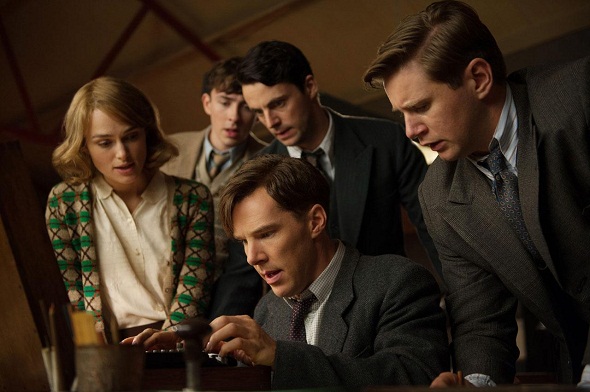 Benedict Cumberbatch rodeado del resto del reparto de 'The imitation game'