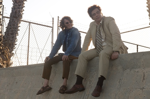 Joaquin Phoenix y Benicio del Toro en 'Puro vicio'