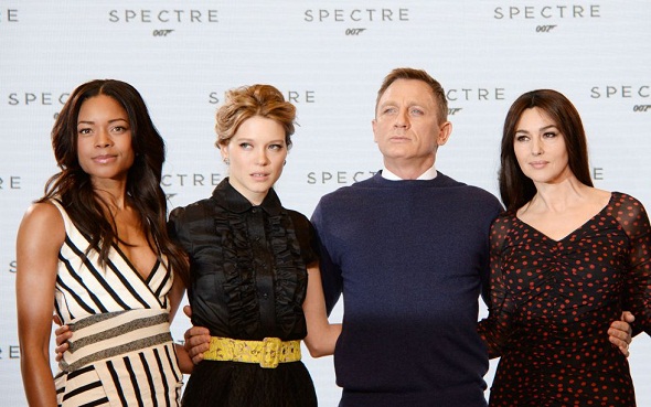 Daniel Craig acompañado por Naomie Harris, Lea Seydoux y Monica Bellucci