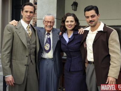 Stan Lee (segundo por la izquierda), en la serie Agente Carter
