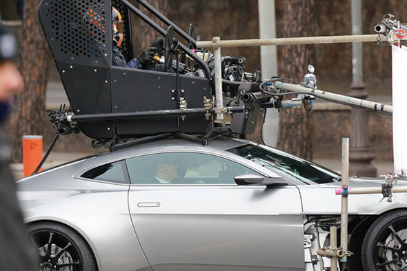 James Bond conduciendo su Aston Martin en Spectre