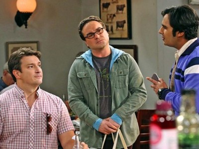 Nathan Fillion junto a dos de los protagonistas de 'The Big Bang Theory'