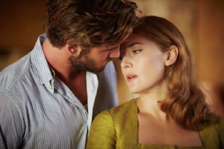 Kate Winslet y Liam Hemsworth en el film