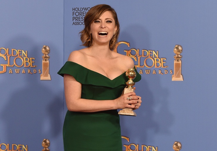 Rachel Bloom con su premio a mejor actriz de serie comedia