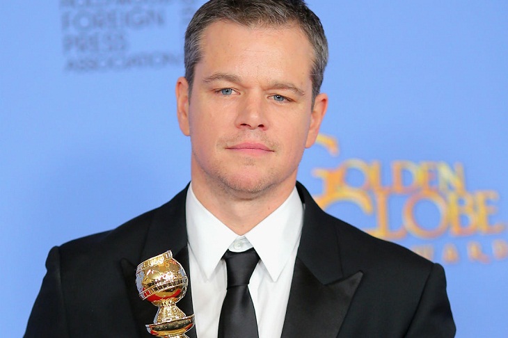 Matt Damon con su premio por 'Marte'