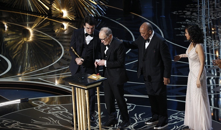 Ennio Morricone recibe su Oscar