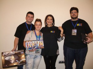 Iván y sus colaboradores junto a Marina Sirtis(Centro),la Consejera Deanna Troi de TNG