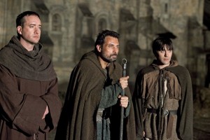 Del Papel a la Pantalla Lo sPilares de la Tierra Interior