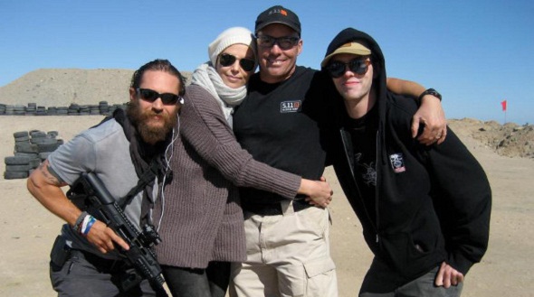 Hardy, Theron y Hoult con el director de la 2ª unidad de 'Mad Max: Fury Road'