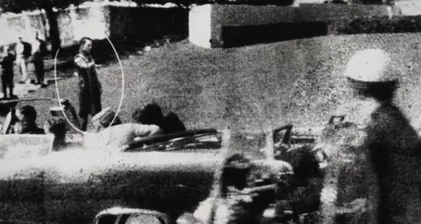 Imagen que demuestra la presencia de Magneto en el asesinato