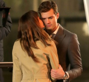 Primer beso en '50 sombras de Grey'