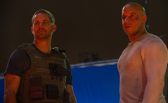 Paul Walker y Vin Diesel en una escena de 'A todo gas 7'