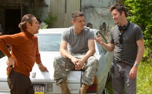 Scott Cooper charla con Willem Dafoe y Casey Affleck en el rodaje de Christian Bale y Zoe Saldana en 'Out of the furnace'