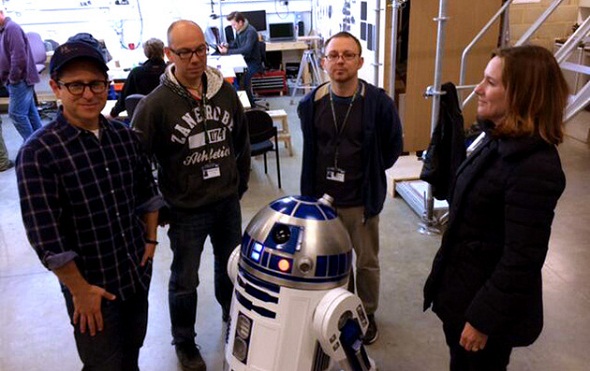 JJ Abrams y Kathleen Kennedy, director y productora acompañados de R2-D2