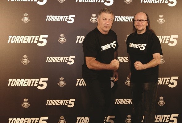 Santiago Segura y Alec Baldwin en el photocall de Madrid
