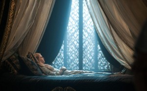 Elle Fanning durmiente en 'Maléfica'