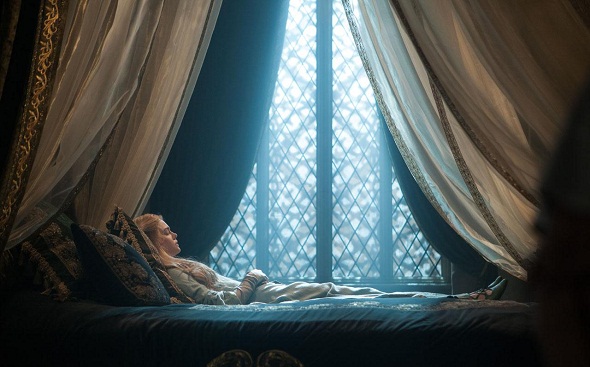 Elle Fanning durmiente en 'Maléfica'