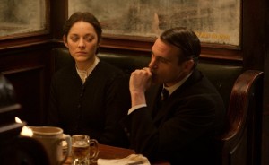 Joaquin Phoenix y Marion Cotillard en 'El sueño de Ellis'