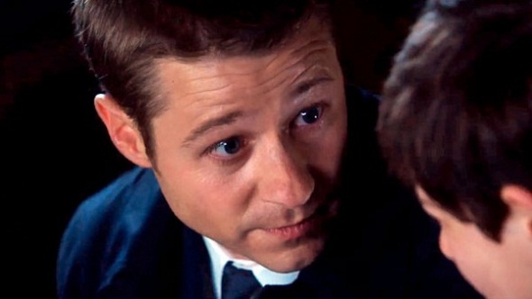 El detective Gordon consuela al joven Bruce Wayne en 'Gotham'