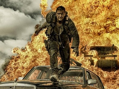 Tom Hardy huye de las llamas en 'Mad Max: Fury road'