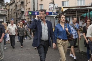Pierce Brosnan y Olga Kurylenko en 'November man'