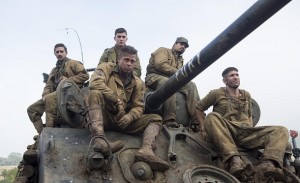 Brad Pitt dirige a la tripulación de un tanque en 'Corazones de acero'