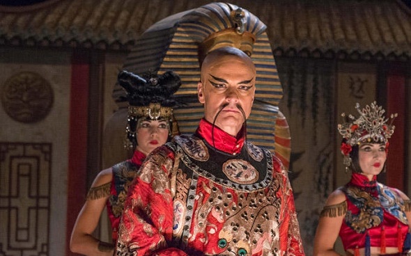 Colin Firth, excéntrico mago en lo último de Woody Allen