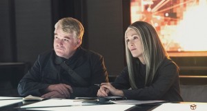 Philip Seymour Hoffman y Julianne Moore en 'Los juegos del hambre: Sinsajo.- Parte 1'