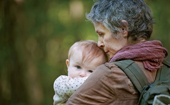 Melissa McBride con la hija de Rick en la nueva temporada de 'The walking dead'