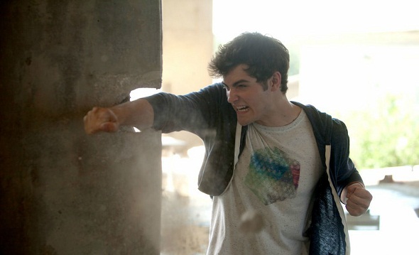 Max Steel tiene una fuerza incontrolable