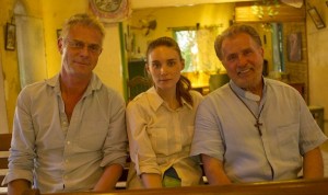 Rooney Mara y Martin Sheen junto a Stephen Daldry en el rodaje de 'Trash'