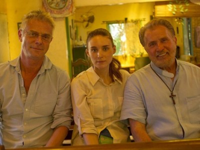 Rooney Mara y Martin Sheen junto a Stephen Daldry en el rodaje de 'Trash'