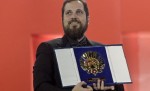 Carlos Vermut recogiendo el premio