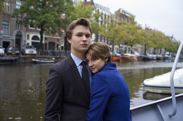 Una imagen de Hazel (Shailene Woodley), y Gus (Ansel Elgor) en 'Bajo la misma estrella'