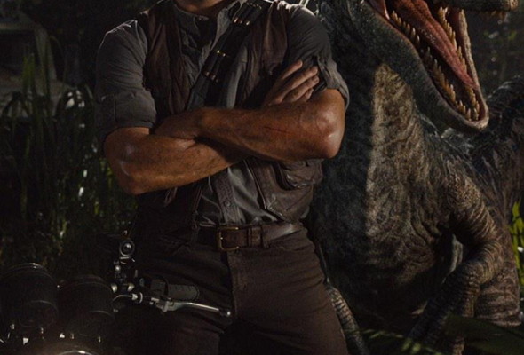 Chris Pratt y un Velociraptor en 'Jurassic World'