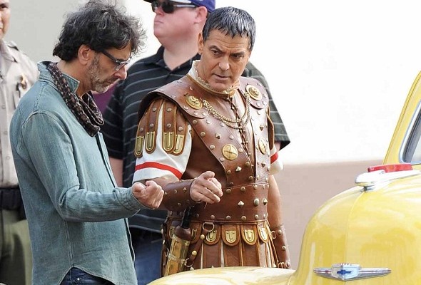 George Clooney junto a Joel Coen en el rodaje de 'Hail, Caesar!