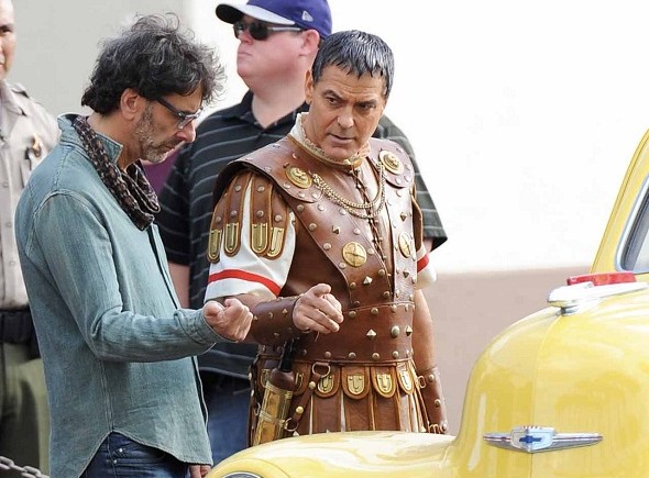 George Clooney junto a Joel Coen en el rodaje de 'Hail, Caesar!