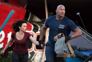 Dwayne Johnson y Carla Gugino en 'San Andreas'