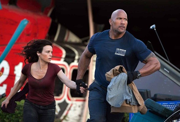 Dwayne Johnson y Carla Gugino en 'San Andreas'