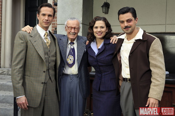 Stan Lee (segundo por la izquierda), en la serie Agente Carter