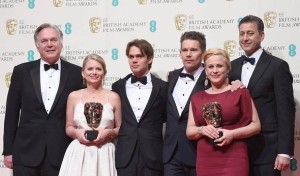 Equipo de 'Boyhood' recogiendo el premio
