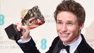 Eddie Redmayne vuelve a recoger un premio por su rol de Stephen Hawking