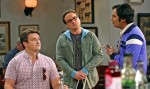 Nathan Fillion junto a dos de los protagonistas de 'The Big Bang Theory'