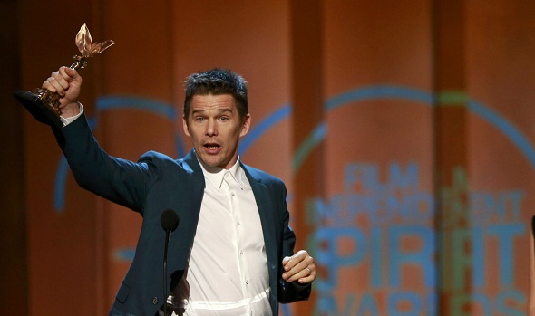 Ethan Hawke recogió el Independent Spirit en nombre de Richard Linklater Ethan Hawke recogió el Independent Spirit en nombre de Richard Linklater