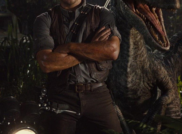 Chris Pratt y un Velociraptor en Jurassic World