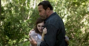 Schwarzenegger consuela a su hija en una escena de 'Maggie'.