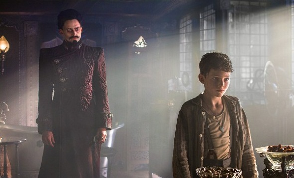 Hugh Jackman y Levi Miller en 'Pan (Viaje a Nunca Jamás)'